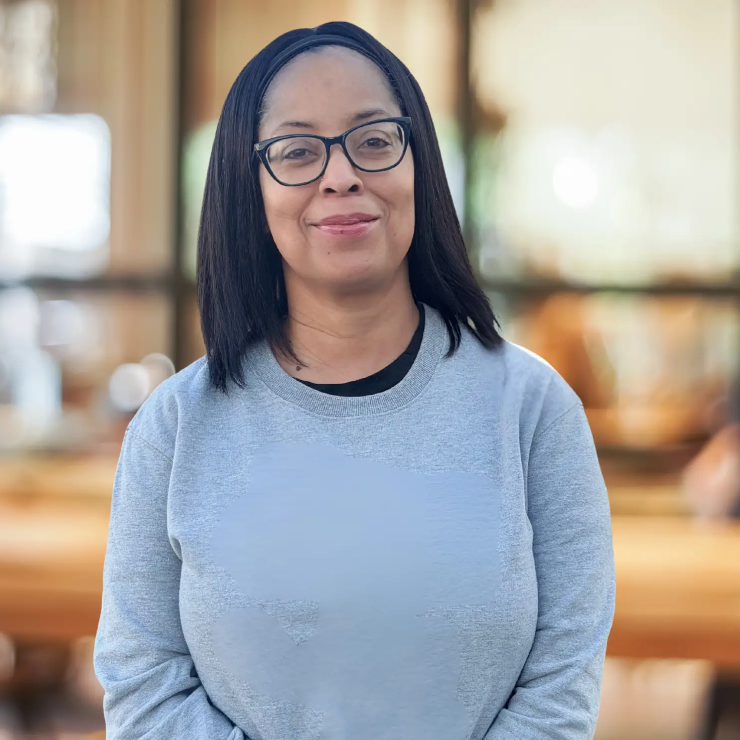 Independent agent wearing a grey shirt and glasses